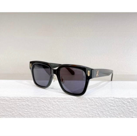 L Sunglasses image 0