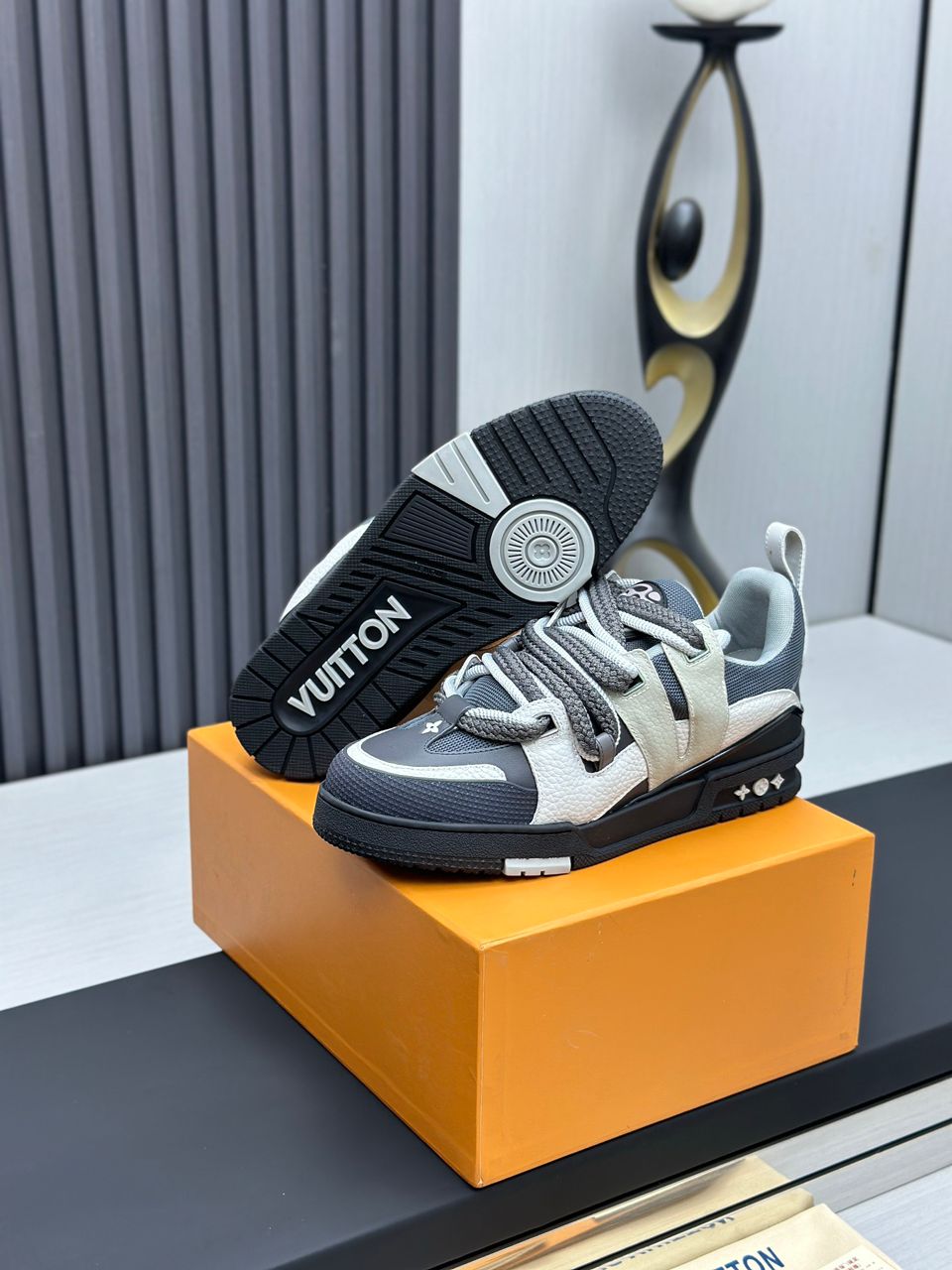 L sneakers image 2