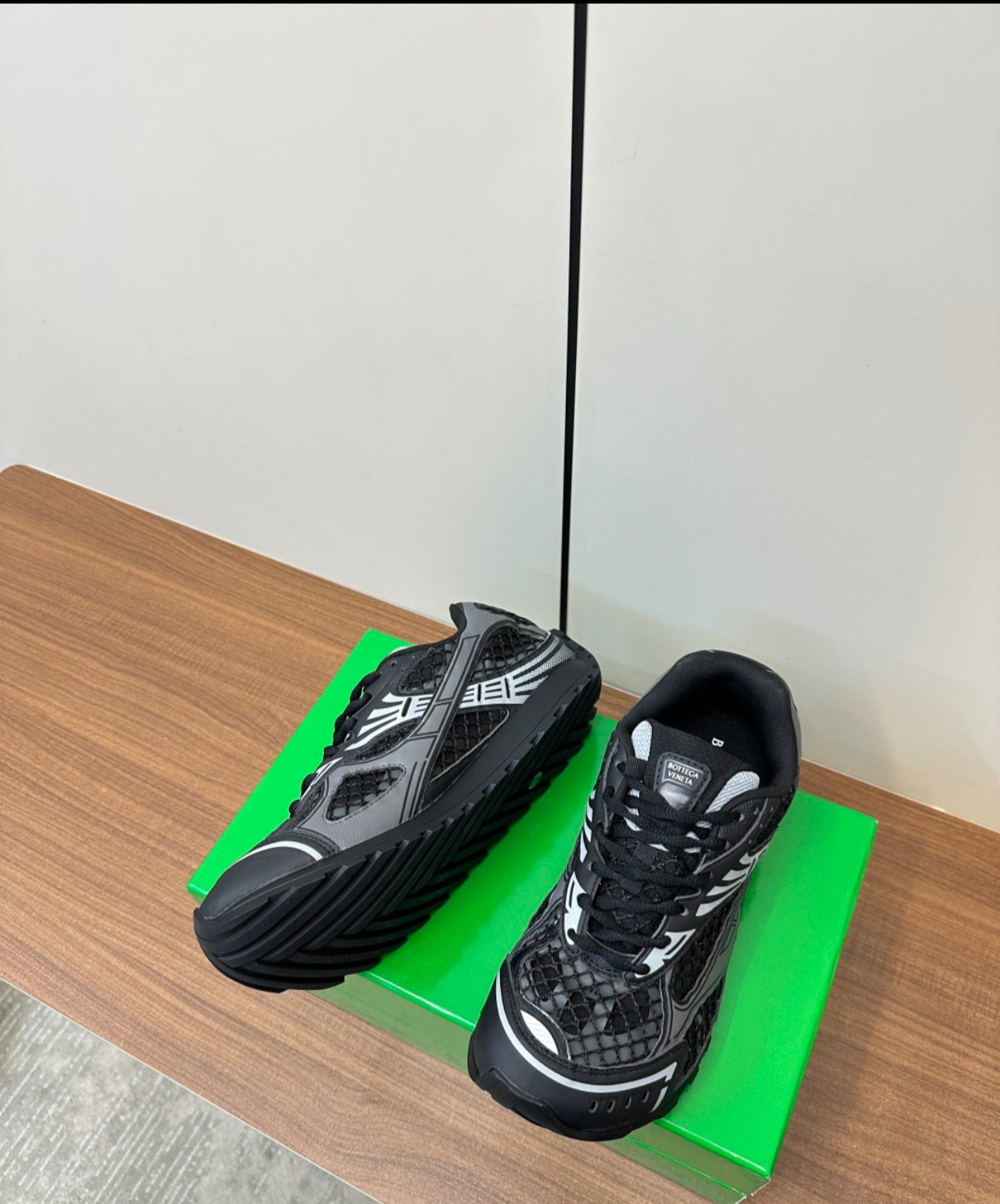 Bot Sneakers