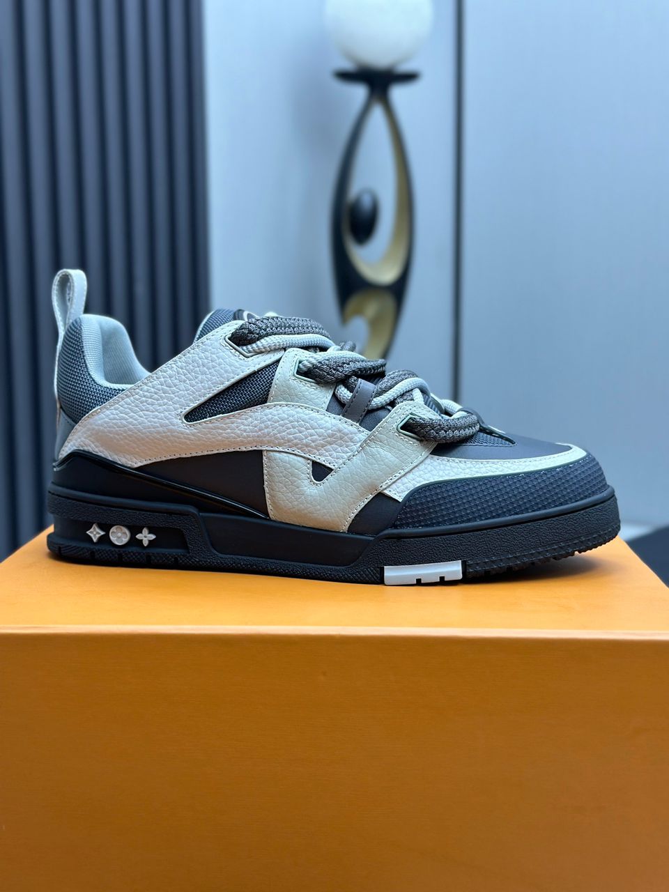 L sneakers image 3
